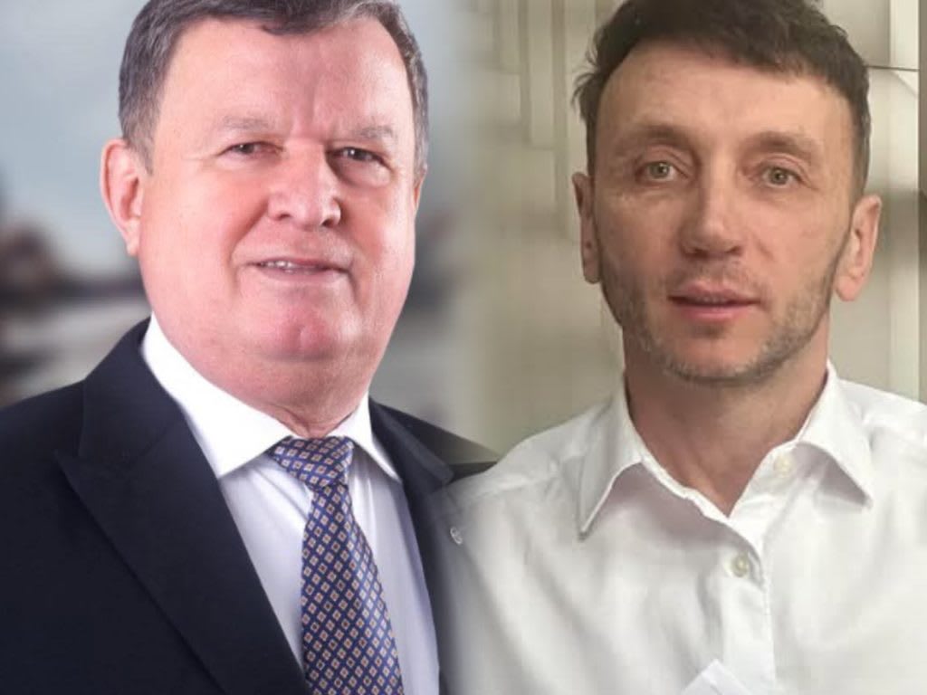 Trei arbori tuia tăiați și muncitori în acțiune la Colegiul Energetic Trei arbori tuia tăiați și muncitori în acțiune la Colegiul Energetic