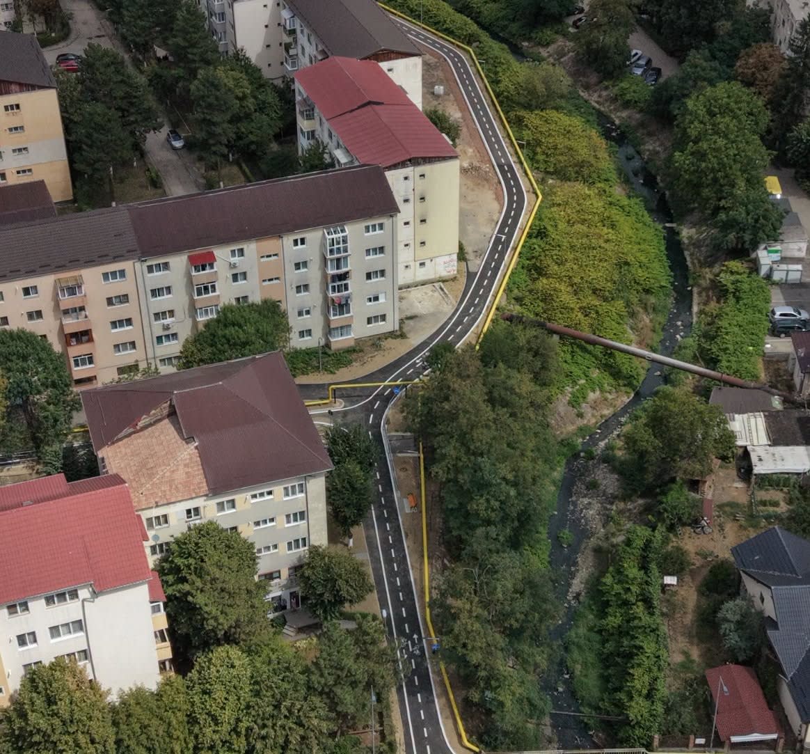 Traseu pentru biciclete pe strada din Zalău, cu piste asfaltate și iluminat public Traseu pentru biciclete pe strada din Zalău, cu piste asfaltate și iluminat public
