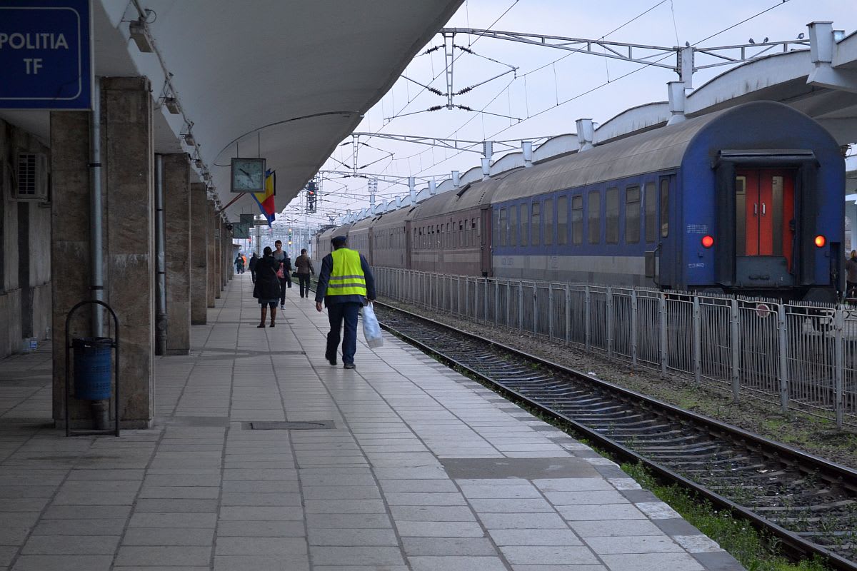 Tren modern circulând pe șine în România Tren modern circulând pe șine în România