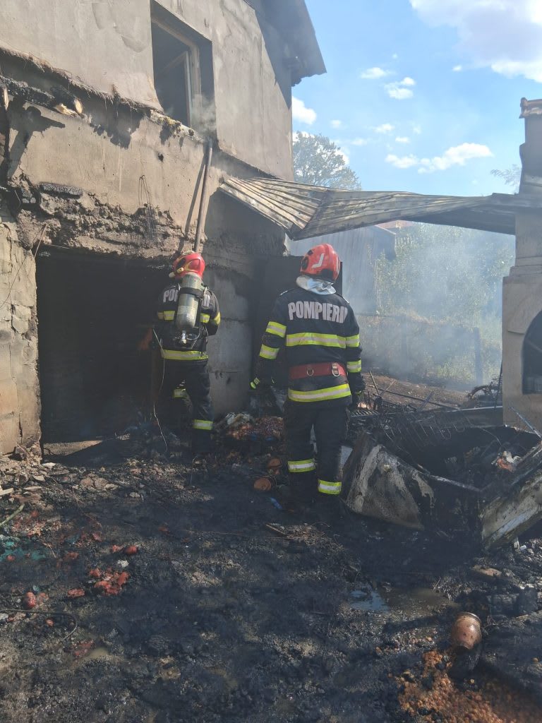 Pompieri români stingând un incendiu la gospodărie, vegetație uscată și anexe afectate Pompieri români stingând un incendiu la gospodărie, vegetație uscată și anexe afectate
