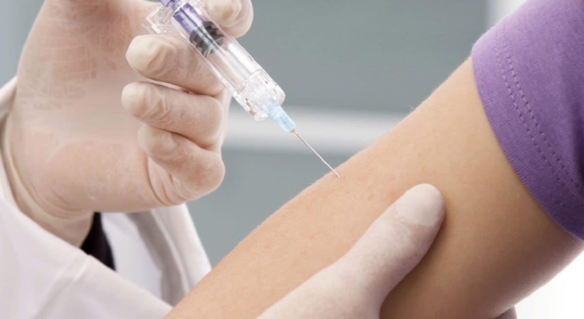 Studiu: Vaccin ARNm personalizat împotriva cancerului de piele, testat cu succes de Moderna și Merck