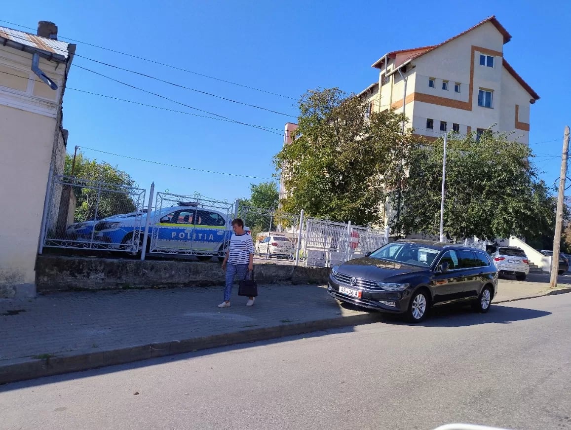 Polițist reținând un bărbat în Huși Polițist reținând un bărbat în Huși