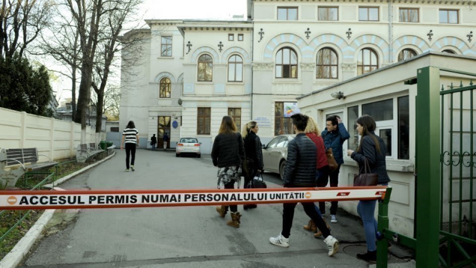 Elevi și profesori în sala de examen la liceu Elevi și profesori în sala de examen la liceu
