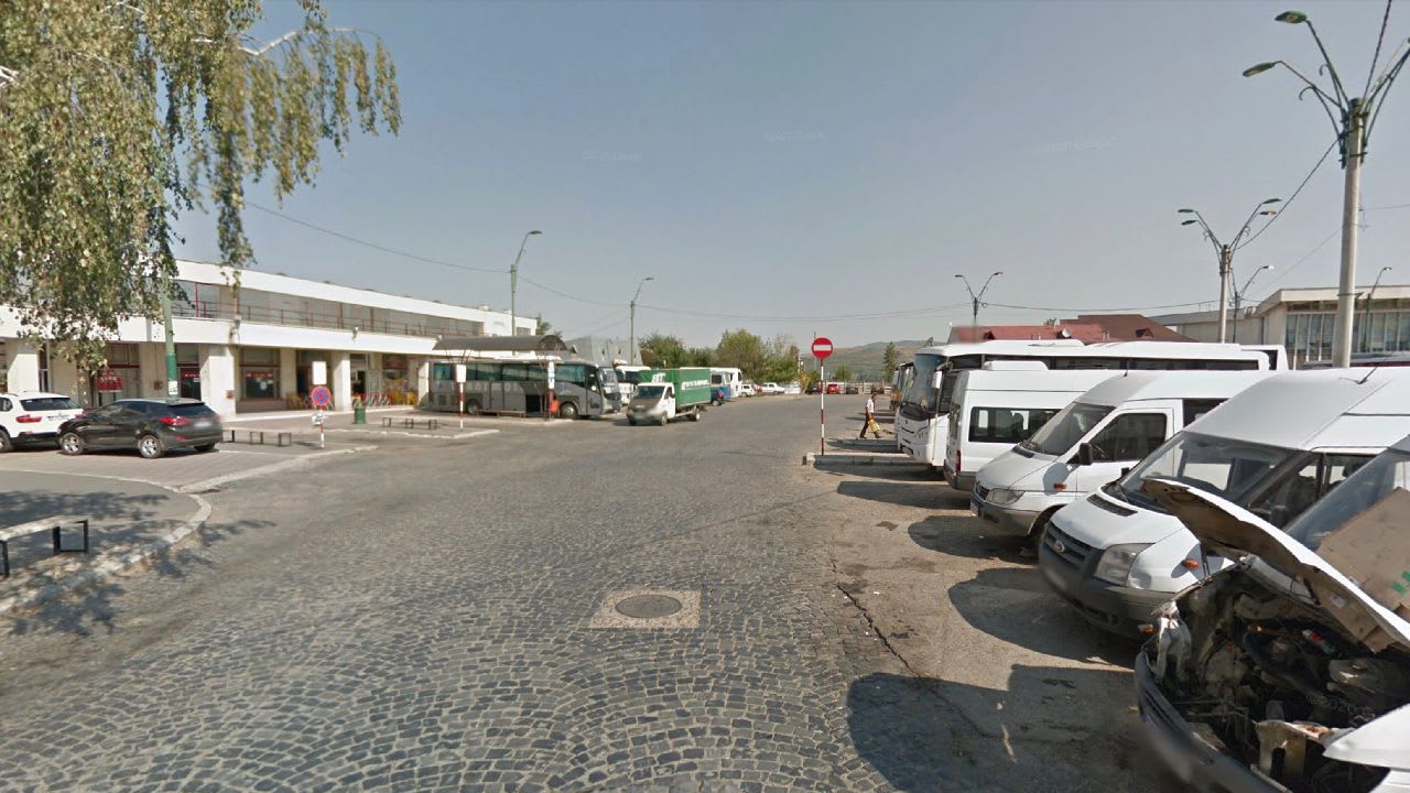 Transbus acuză CJ Bacău că favorizează un operator de transport prin modificarea traseelor