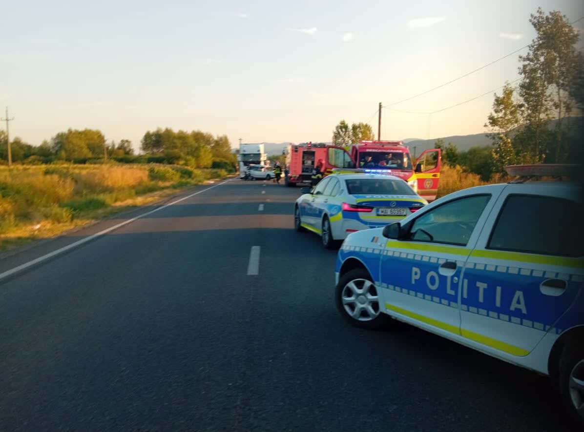 Echipaje ISU intervenind la accident rutier pe DN 6 în Caraș-Severin Echipaje ISU intervenind la accident rutier pe DN 6 în Caraș-Severin