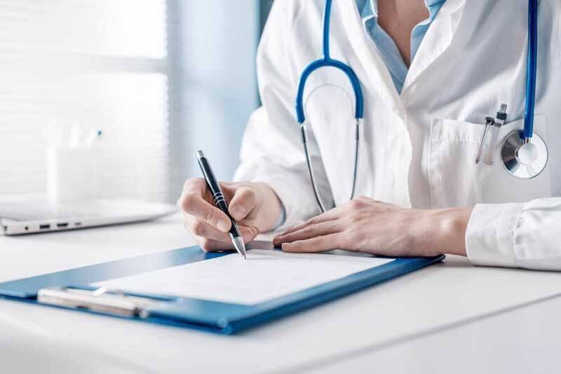 Doctor consultând pacient cu tabletă electronică în cabinet medical Doctor consultând pacient cu tabletă electronică în cabinet medical