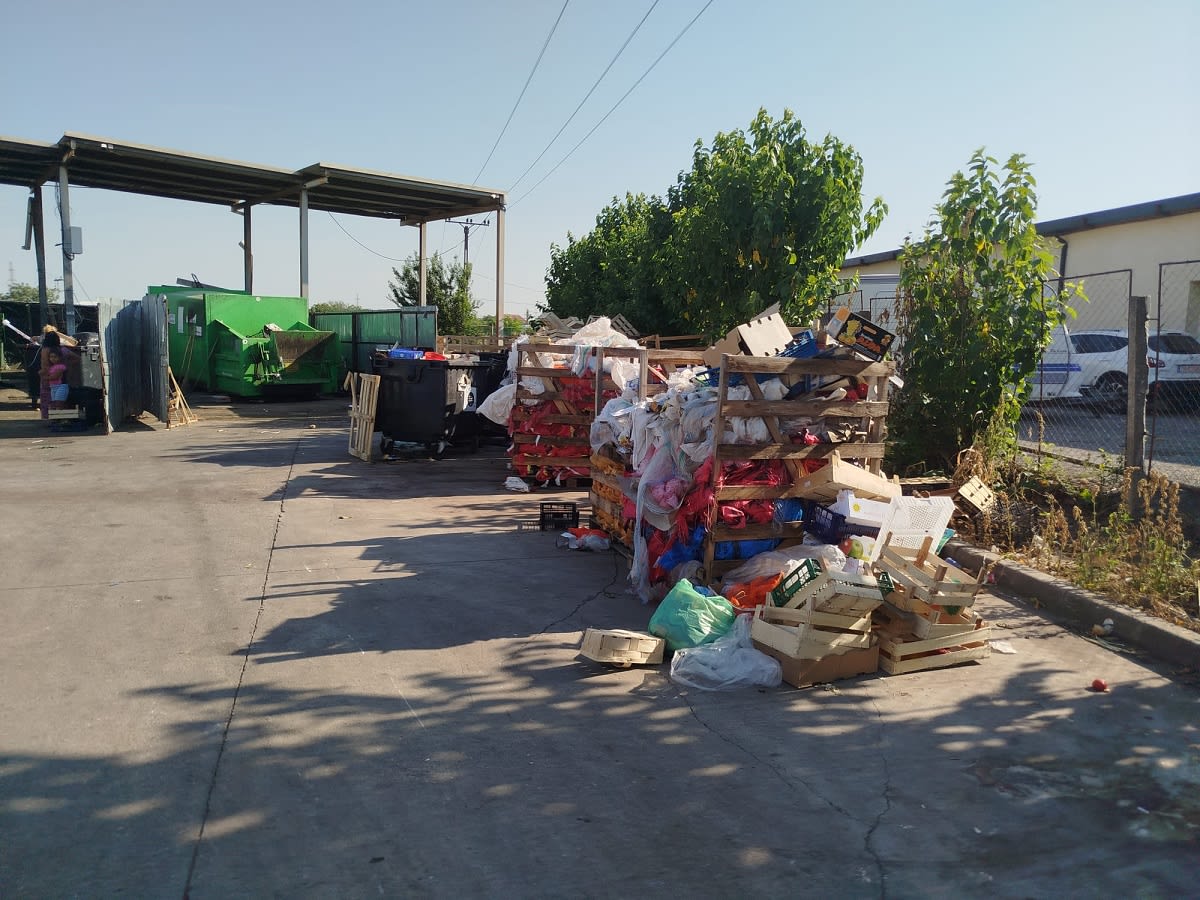Camion de colectare biodeșeuri în piață, Timișoara, România Camion de colectare biodeșeuri în piață, Timișoara, România
