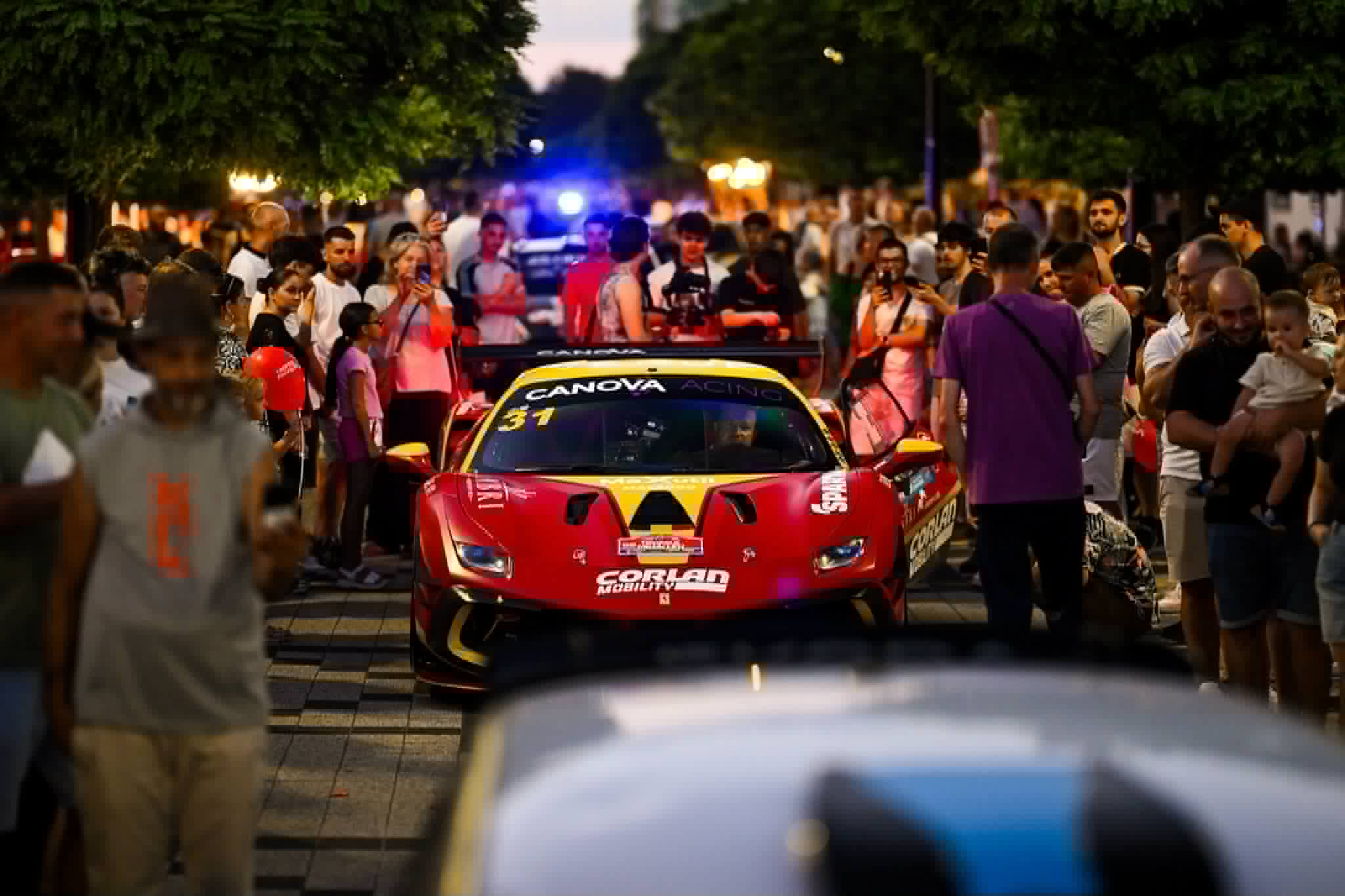 Mașini de rally în centrul Timișoarei, spectatori și piloți în acțiune Mașini de rally în centrul Timișoarei, spectatori și piloți în acțiune