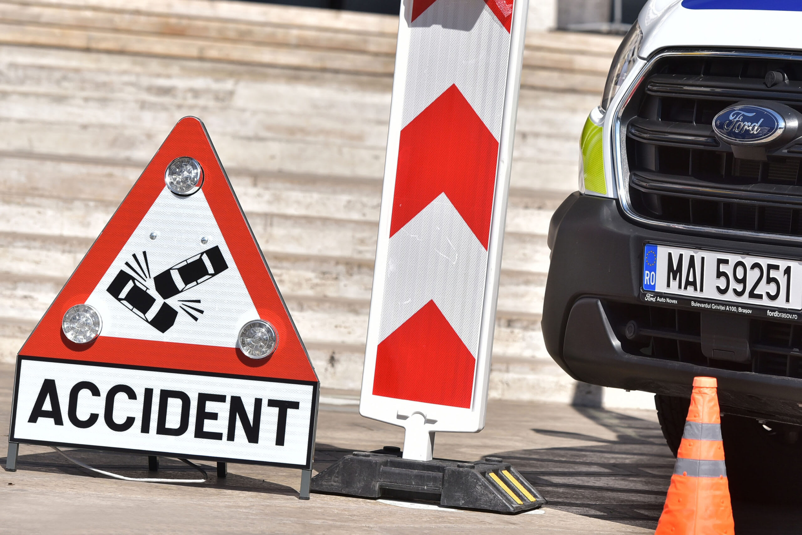 Trei persoane au fost rănite după coliziunea dintre un autoturism și un TIR pe DN 6 în Caraș-Severin