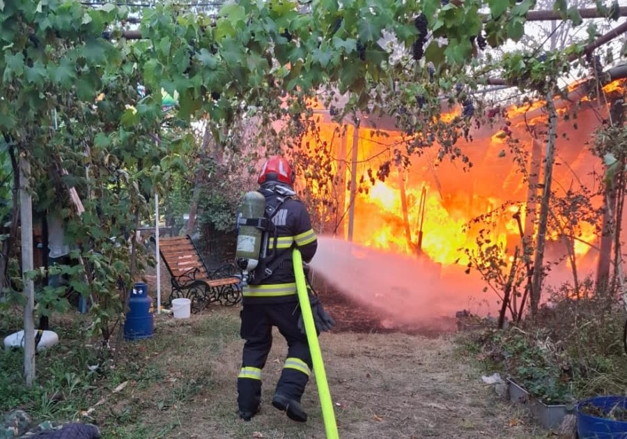 Un incendiu violent în Bihor: Un bărbat a uitat lumânarea aprinsă în pod, iar focul a cuprins întreaga casă