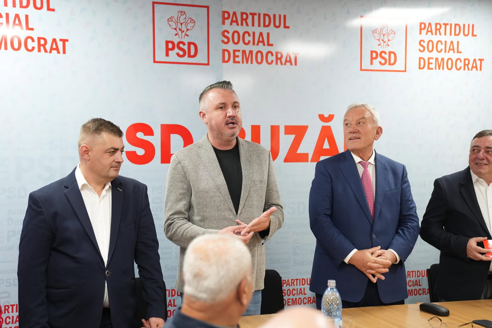 Deputatul Romeo Lungu în conferință de presă Deputatul Romeo Lungu în conferință de presă
