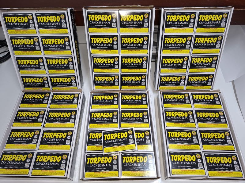 Articole pirotehnice expuse pentru vânzare într-un magazin din Constanța