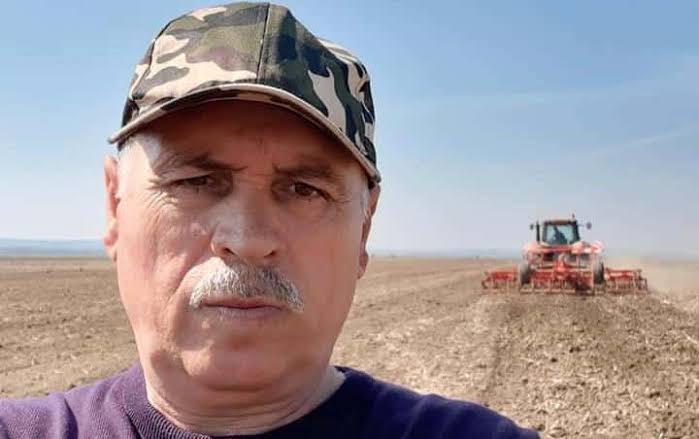 Fermier giurgiuvean cu utilaje agricole în curte, costuri mari Fermier giurgiuvean cu utilaje agricole în curte, costuri mari