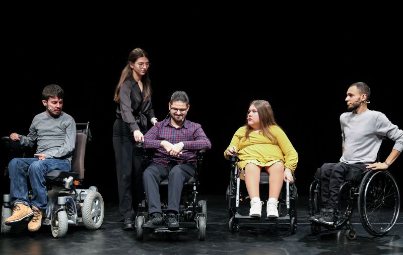 Actorii Marius Manole și Mihaela Velicu pe scenă la spectacolul „Nicio pastilă magică”
