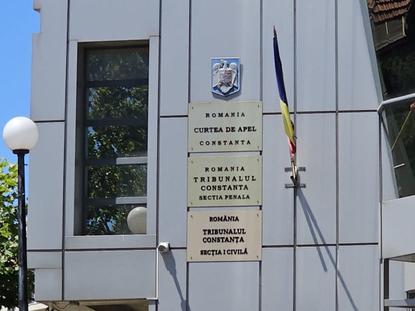 Polițiști de frontieră interceptând un vehicul în trafic, acțiune în România