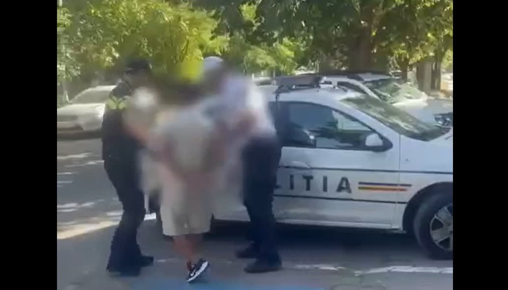 Polițiști din Alexandria reținând un suspect după accident rutier Polițiști din Alexandria reținând un suspect după accident rutier