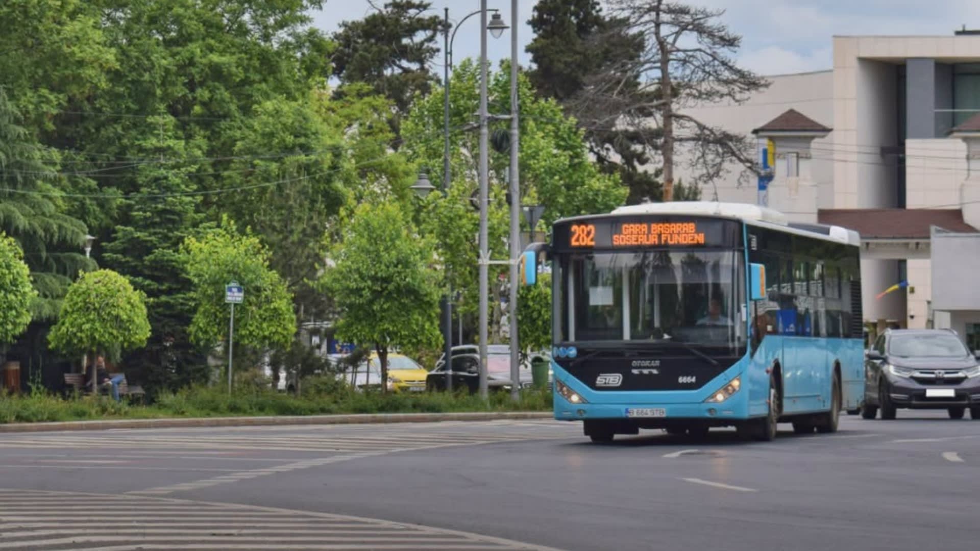Automobile de colecție și biciclete electrice expuse pe strada Radu Beller în București Automobile de colecție și biciclete electrice expuse pe strada Radu Beller în București