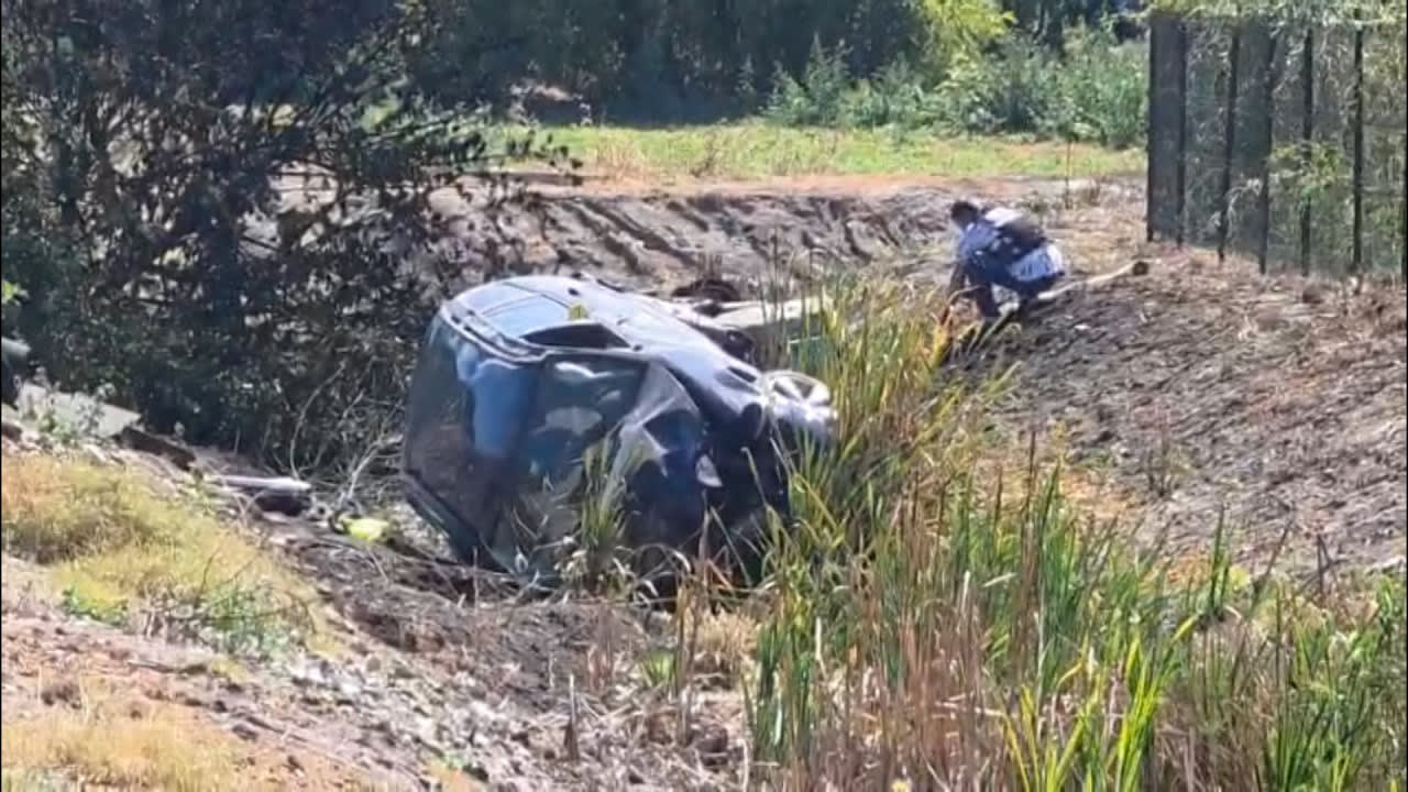 Patru răniți după ce un autoturism și o autospecială de poliție s-au răsturnat în timpul urmăririi