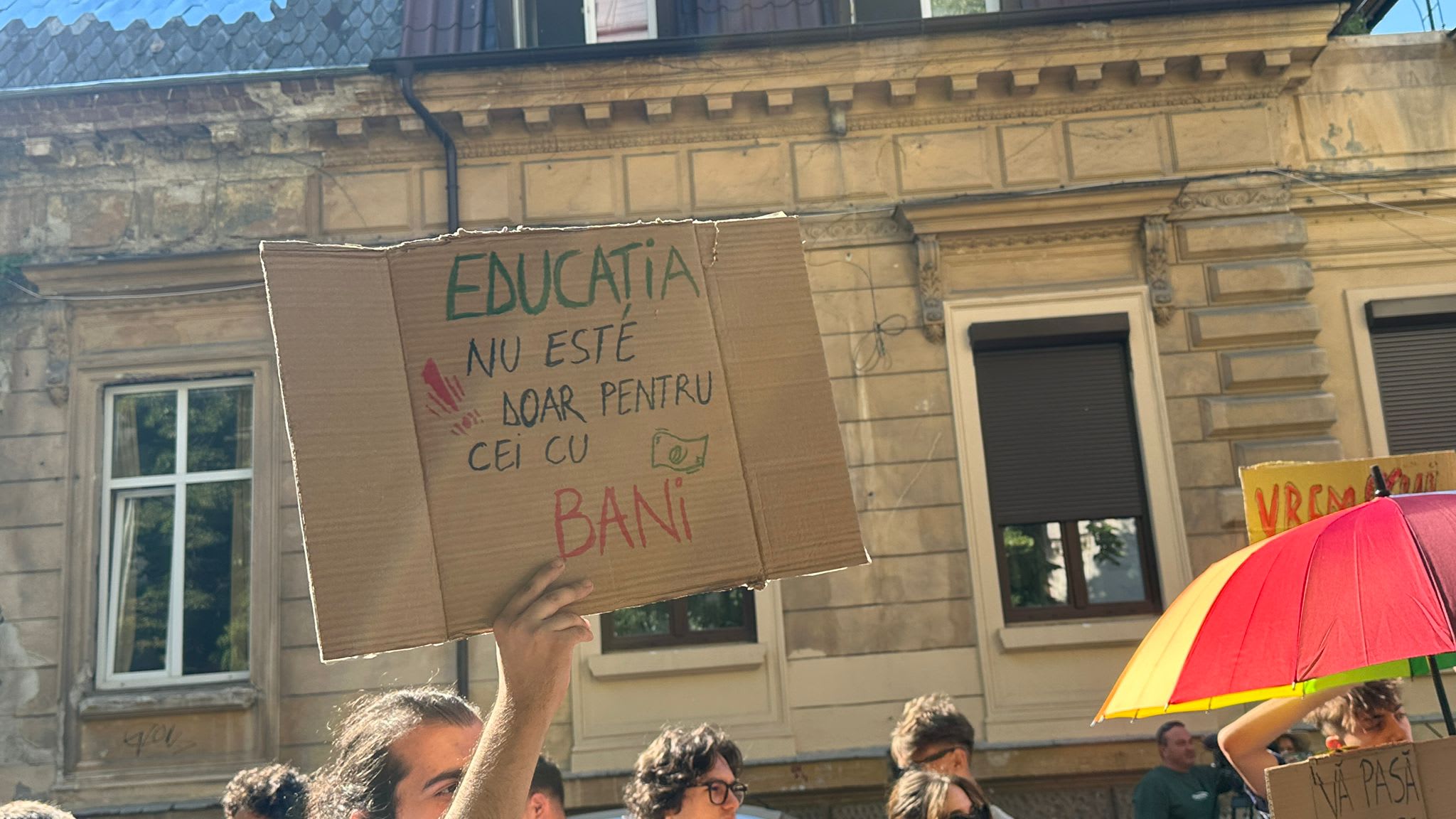 Elevi vulnerabili primind sprijin financiar în vacanță Elevi vulnerabili primind sprijin financiar în vacanță