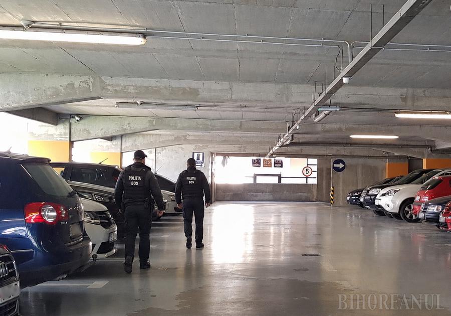 Mașini de poliție și autoturisme personale în centrul Oradiei Mașini de poliție și autoturisme personale în centrul Oradiei