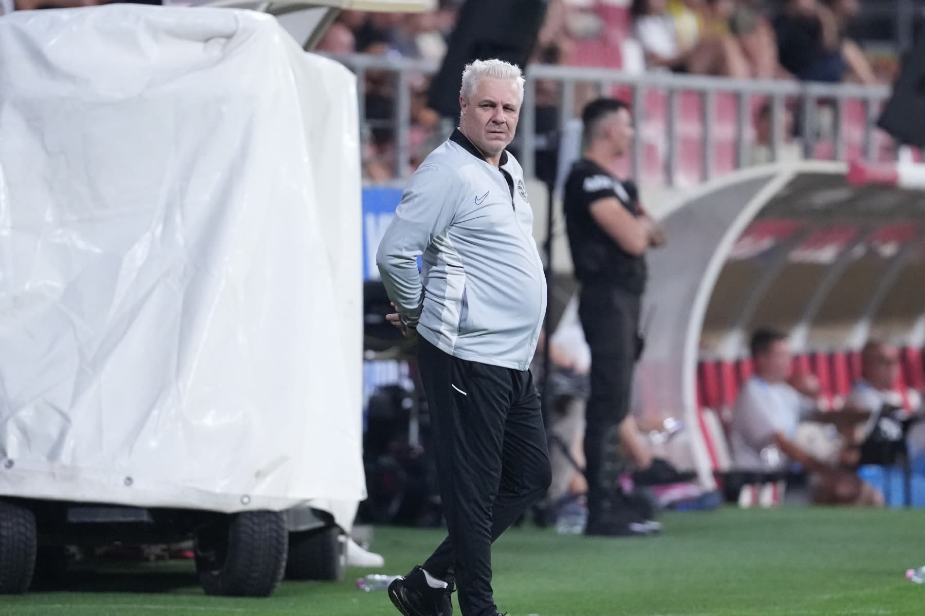Jucători de fotbal pe teren, CFR Cluj în fundal Jucători de fotbal pe teren, CFR Cluj în fundal