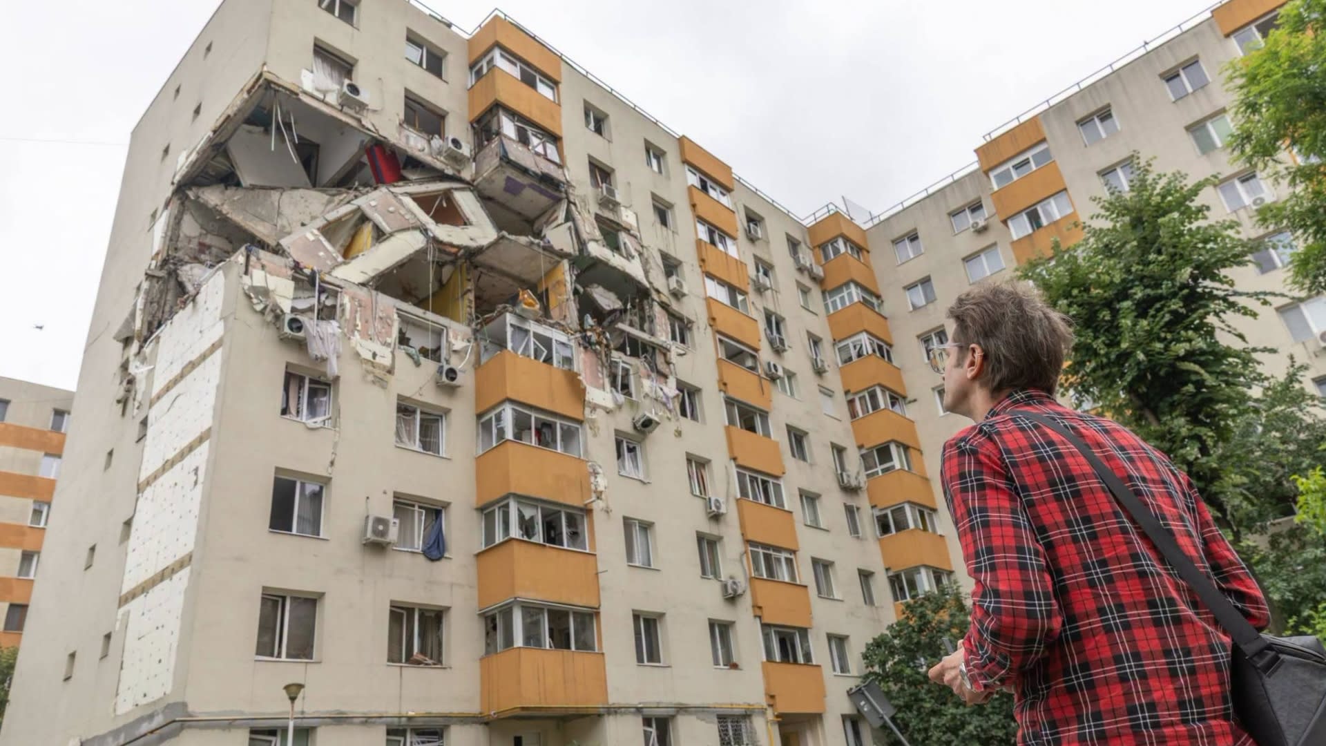Bloc de locuințe din Rahova cu fisuri și echipe de specialiști inspectând Bloc de locuințe din Rahova cu fisuri și echipe de specialiști inspectând
