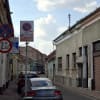 Polițiști în uniformă în fața unui sediu de poliție
