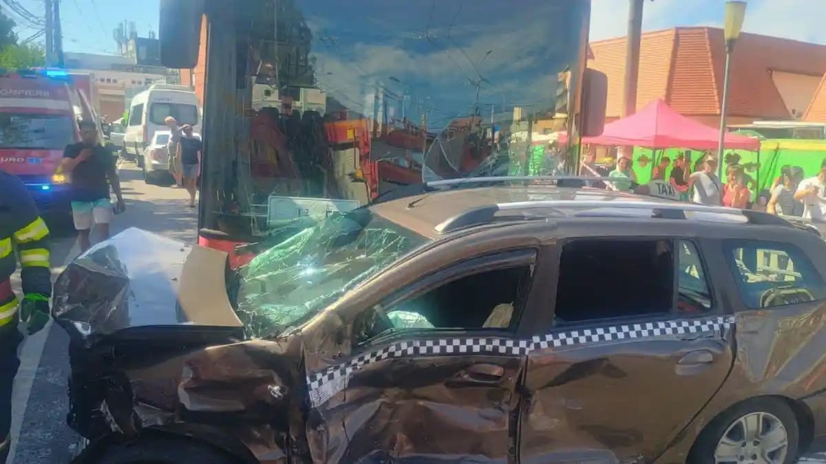 Accident grav în Mediaș: Autobuz condus de șofer beat s-a ciocnit cu 12 autoturisme, mai multe persoane rănite
