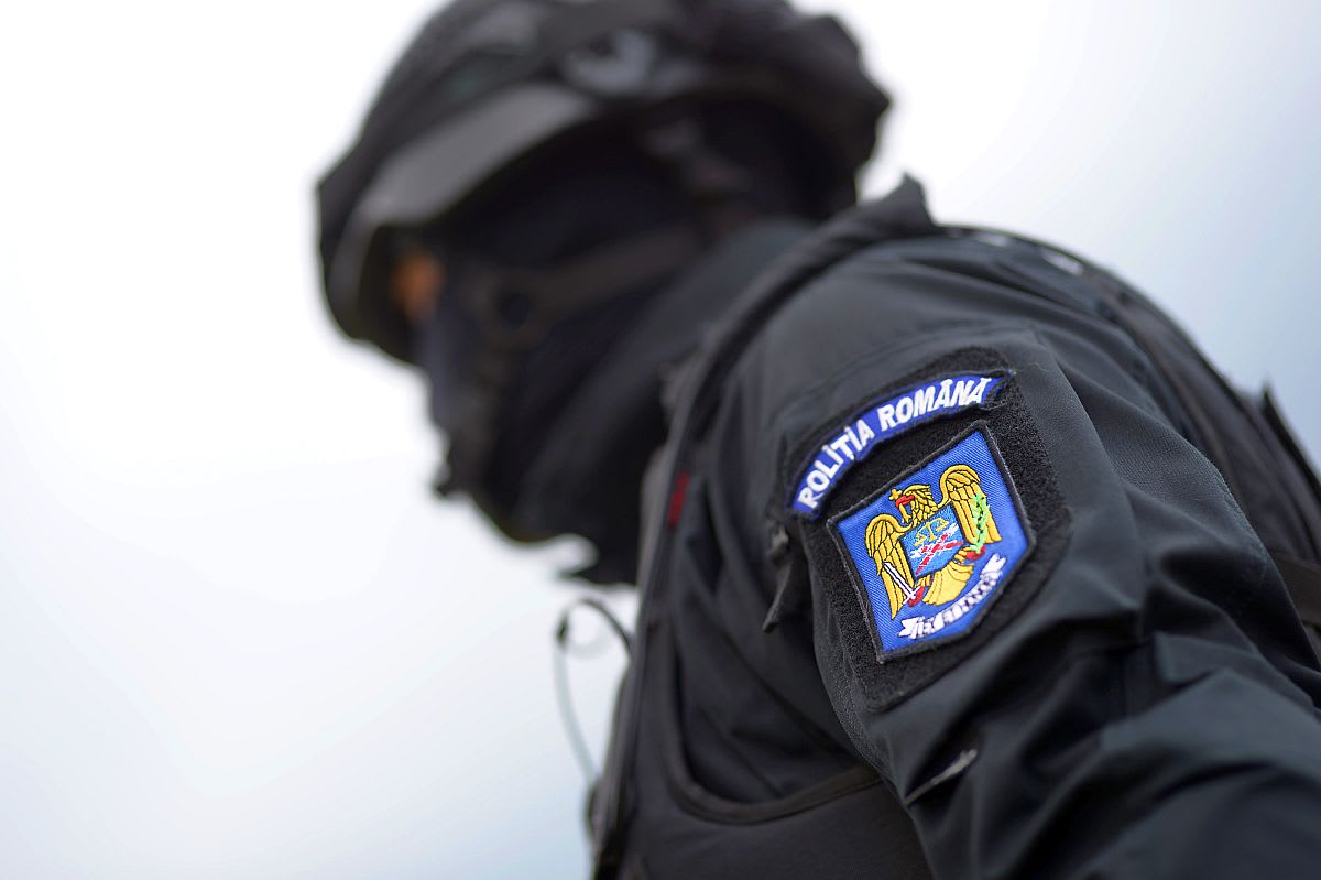Polițiști hunedoreni efectuează percheziții în localități din Valea Jiului Polițiști hunedoreni efectuează percheziții în localități din Valea Jiului
