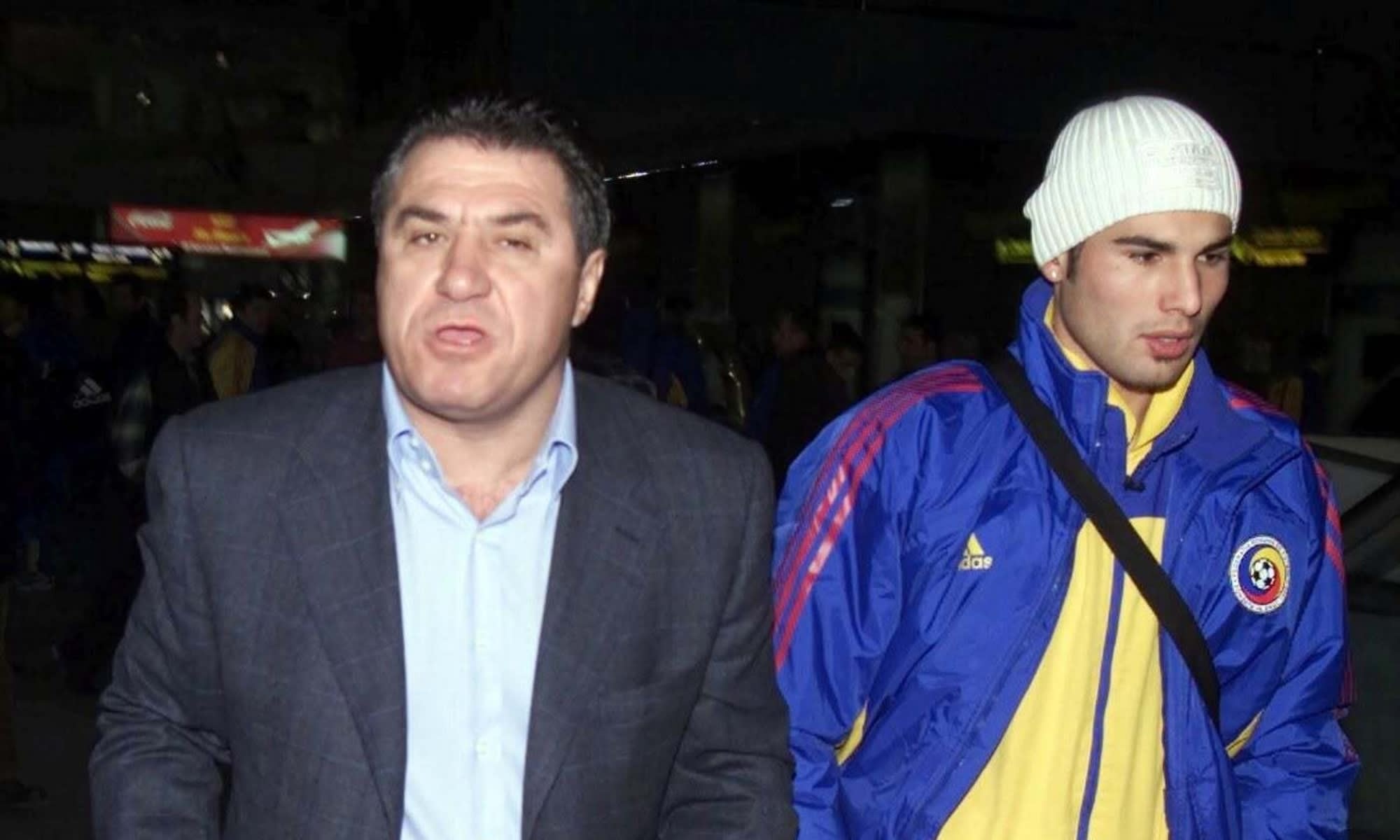 Adrian Mutu în tricou de fotbal, acțiune pe teren Adrian Mutu în tricou de fotbal, acțiune pe teren