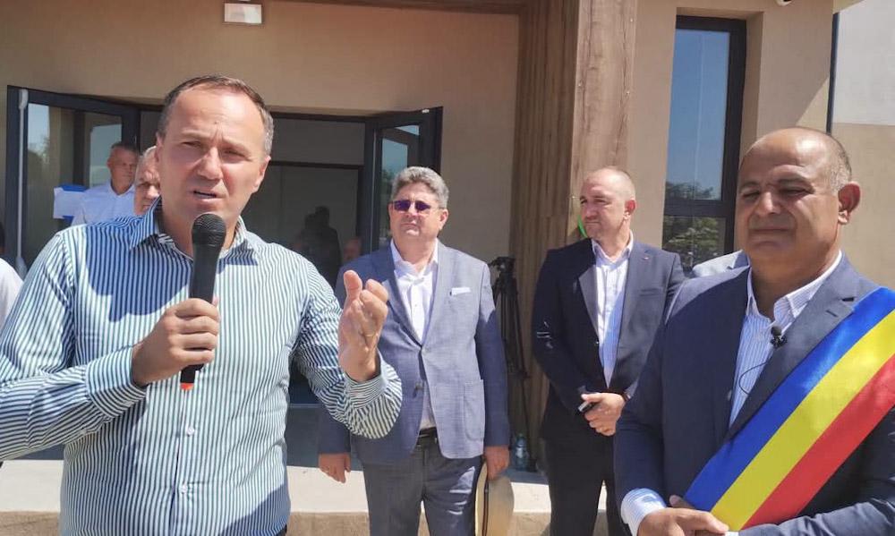 Deputatul Aurelian Cotinescu la inaugurarea școlii din Iazu, Cojasca Deputatul Aurelian Cotinescu la inaugurarea școlii din Iazu, Cojasca