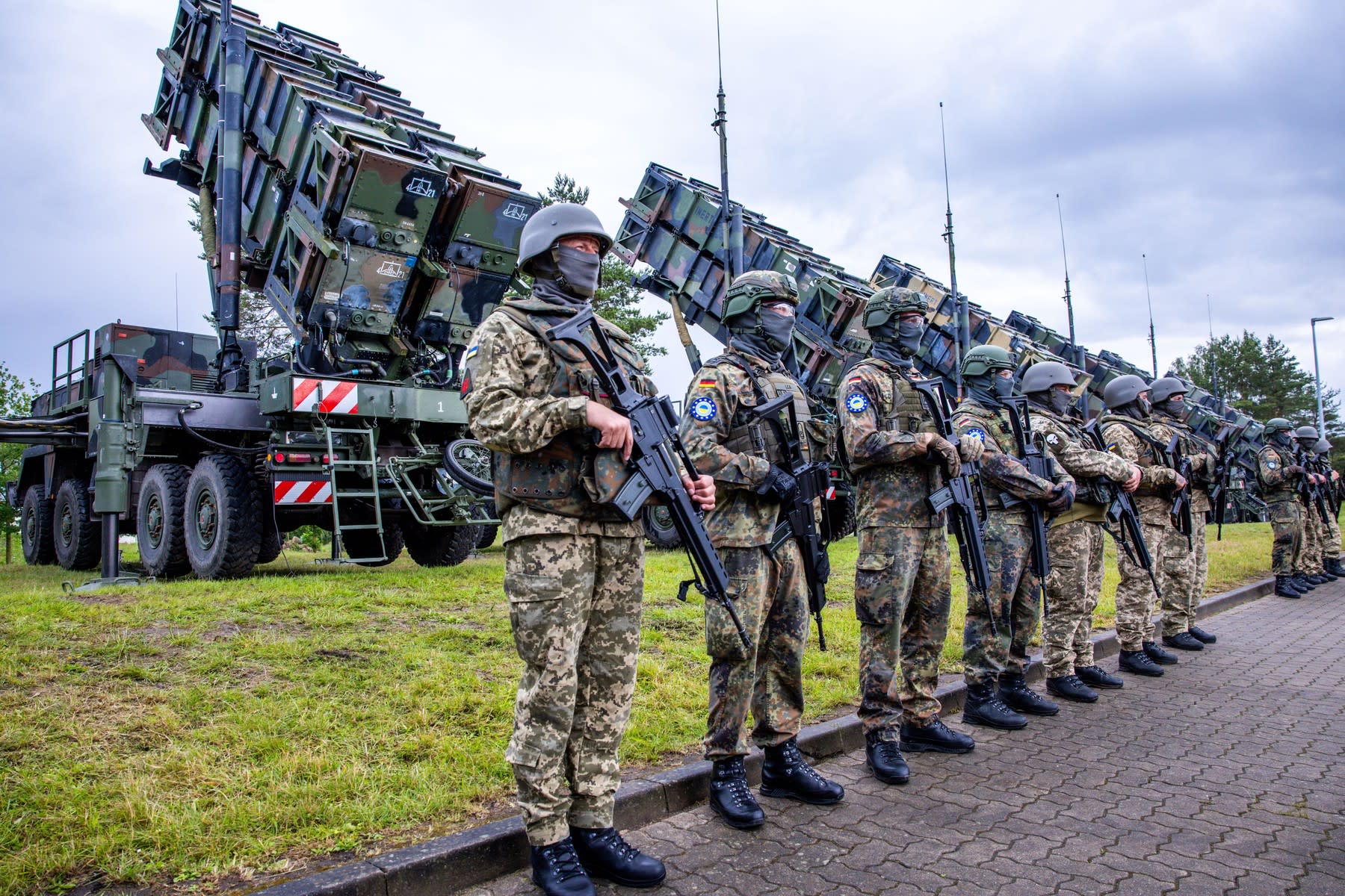 Soldați ucraineni în antrenament militar în Germania Soldați ucraineni în antrenament militar în Germania