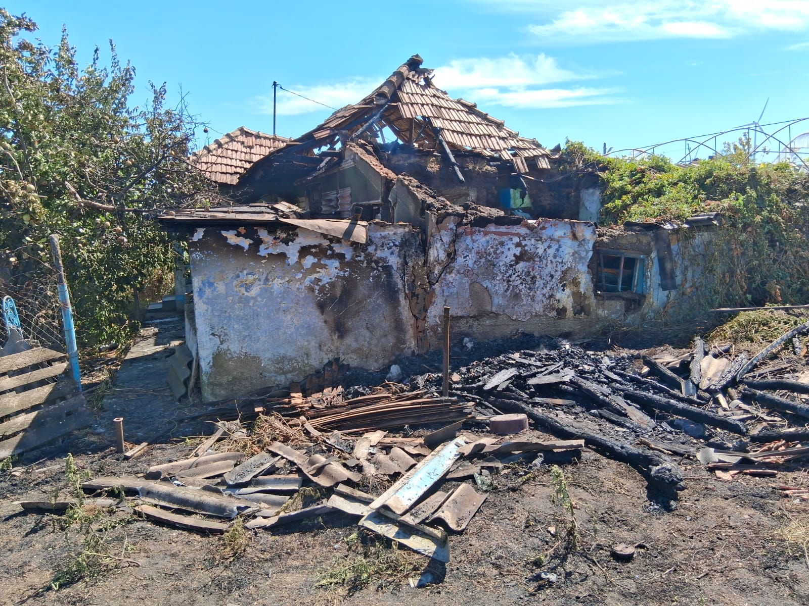 Pompieri stingând incendiu de vegetație la Ghermănești Pompieri stingând incendiu de vegetație la Ghermănești
