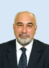 Varujan Vosganian în timpul unei discuții, cu telefonul în mână