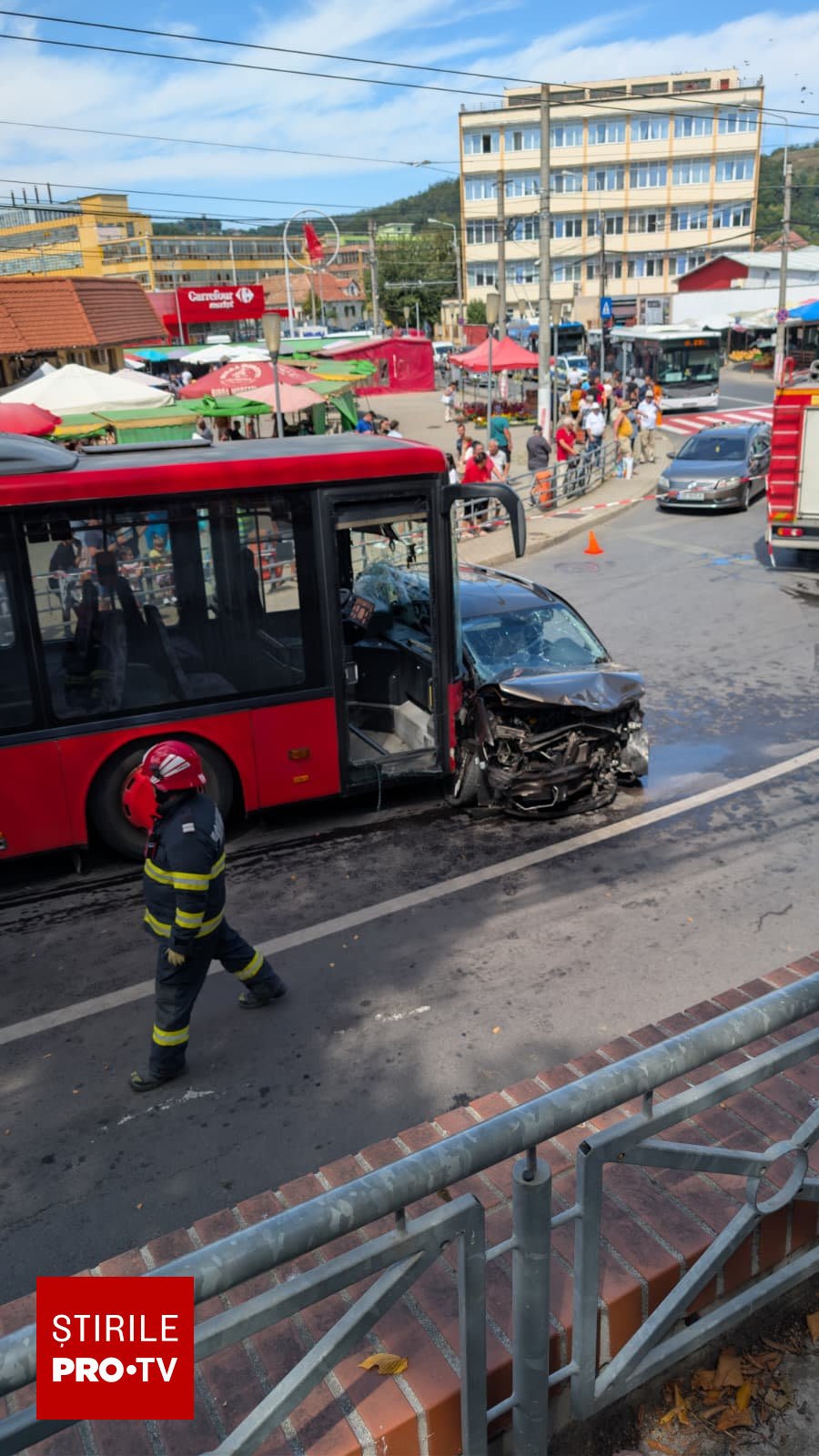 Un șoferul băut din Mediaș a târât mașinile ca pe popice, 12 avariate și victime speriate ieșite pe geam