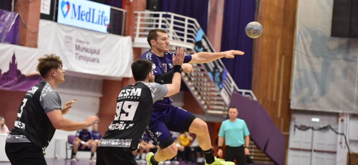 Jucători de handbal Politehnica Timișoara în acțiune Jucători de handbal Politehnica Timișoara în acțiune