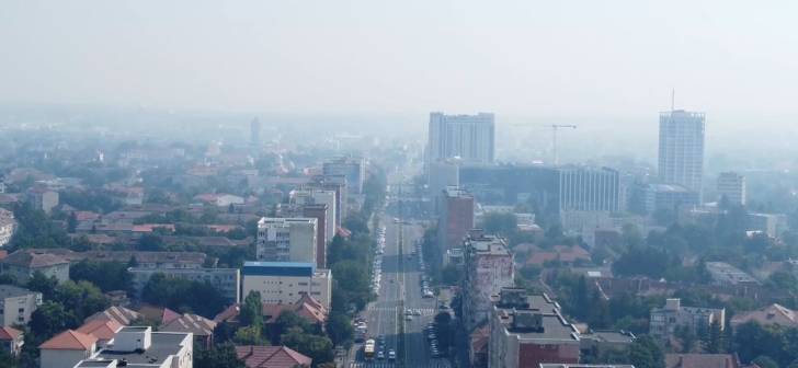 Foc de vegetație și fum gros peste terenuri din Serbia și Timișoara Foc de vegetație și fum gros peste terenuri din Serbia și Timișoara