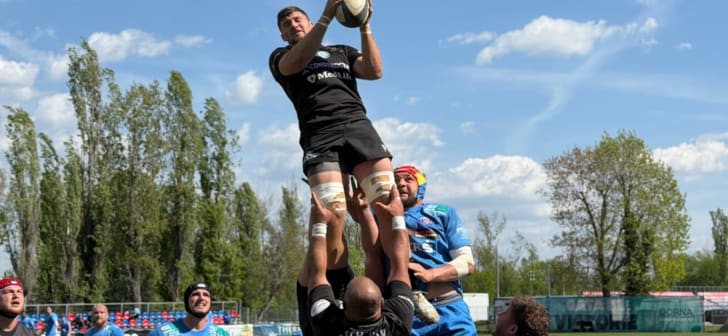 Jucători de rugby SCM Timișoara și Steaua în meci pe teren Jucători de rugby SCM Timișoara și Steaua în meci pe teren