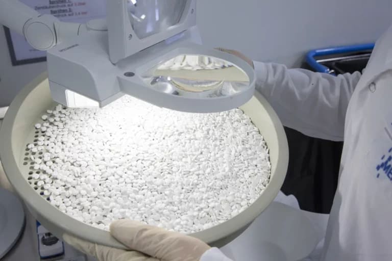Fabrică farmaceutică în Târgu Mureș, angajați în producție Fabrică farmaceutică în Târgu Mureș, angajați în producție