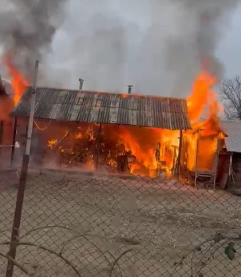 Incendiu în Ibănești: grajd și magazie de lemne mistuite de flăcări