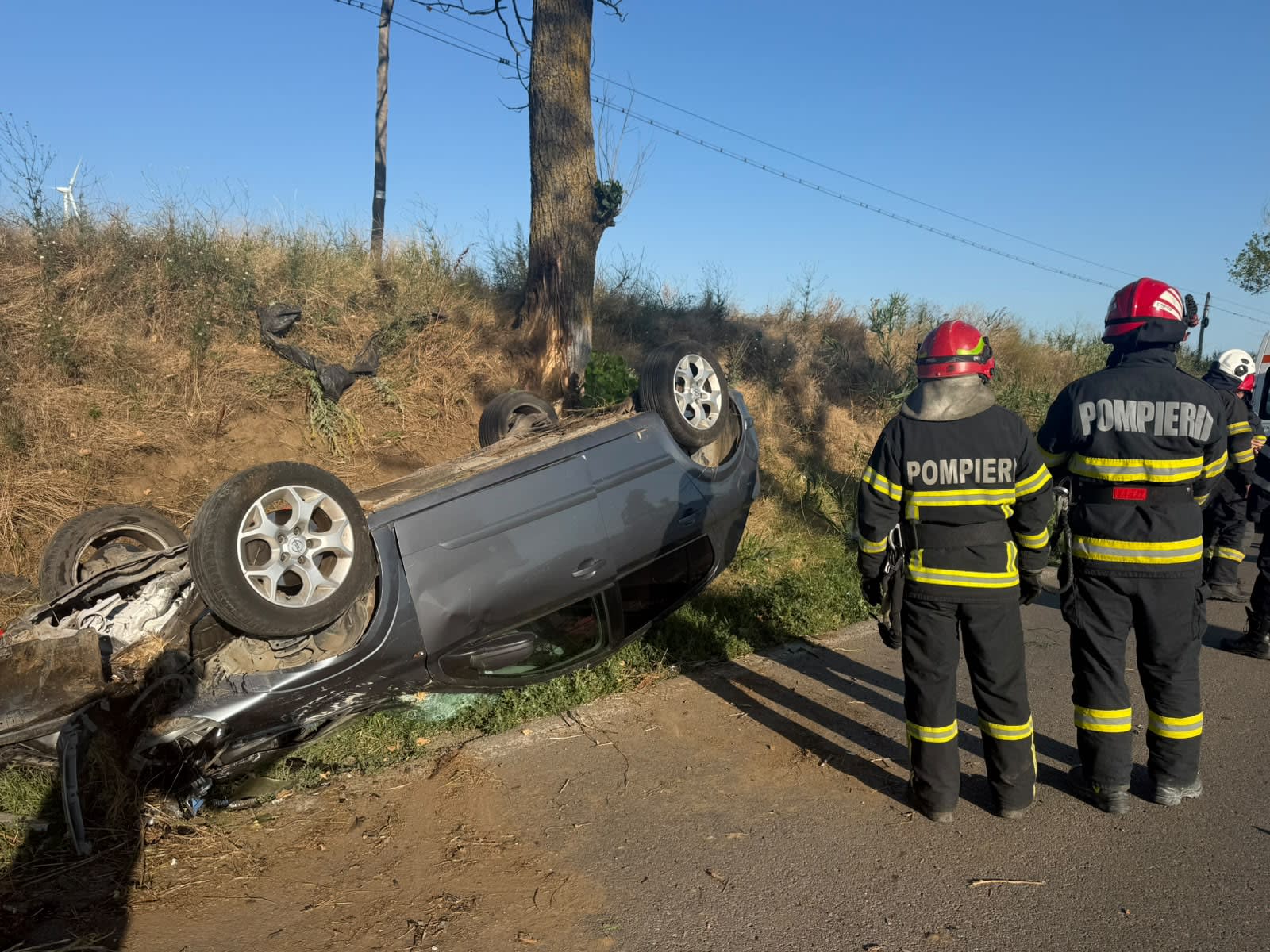 Mașină răsturnată în Lumina, intervenție pompieri și SMURD Mașină răsturnată în Lumina, intervenție pompieri și SMURD