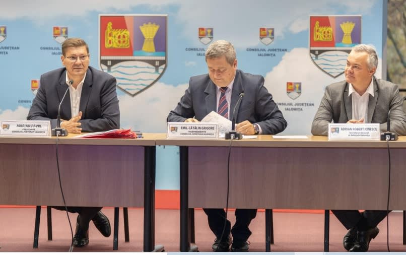 Sala de ședințe a Consiliului Județean Ialomița în timpul unei ședințe Sala de ședințe a Consiliului Județean Ialomița în timpul unei ședințe