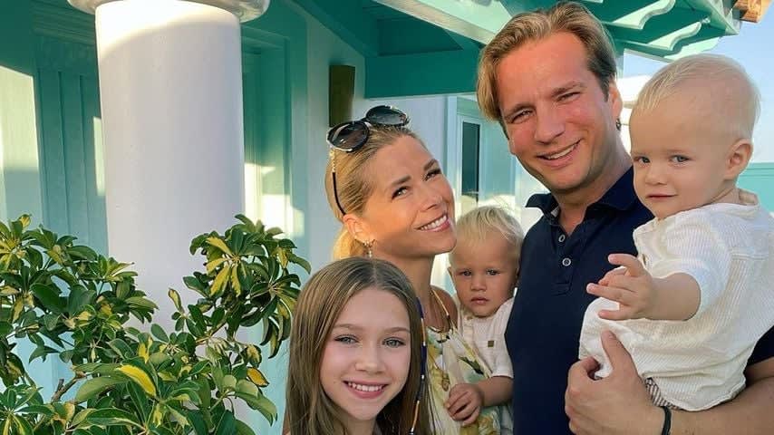 Tanja Szewczenko cu familia în Timișoara, arhitectură barocă, oraș verde