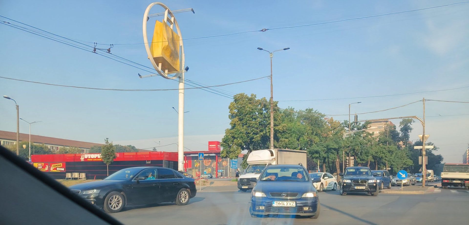 Fumul poluant deasupra orașului Timișoara, cu cer gri și poluare vizibilă Fumul poluant deasupra orașului Timișoara, cu cer gri și poluare vizibilă
