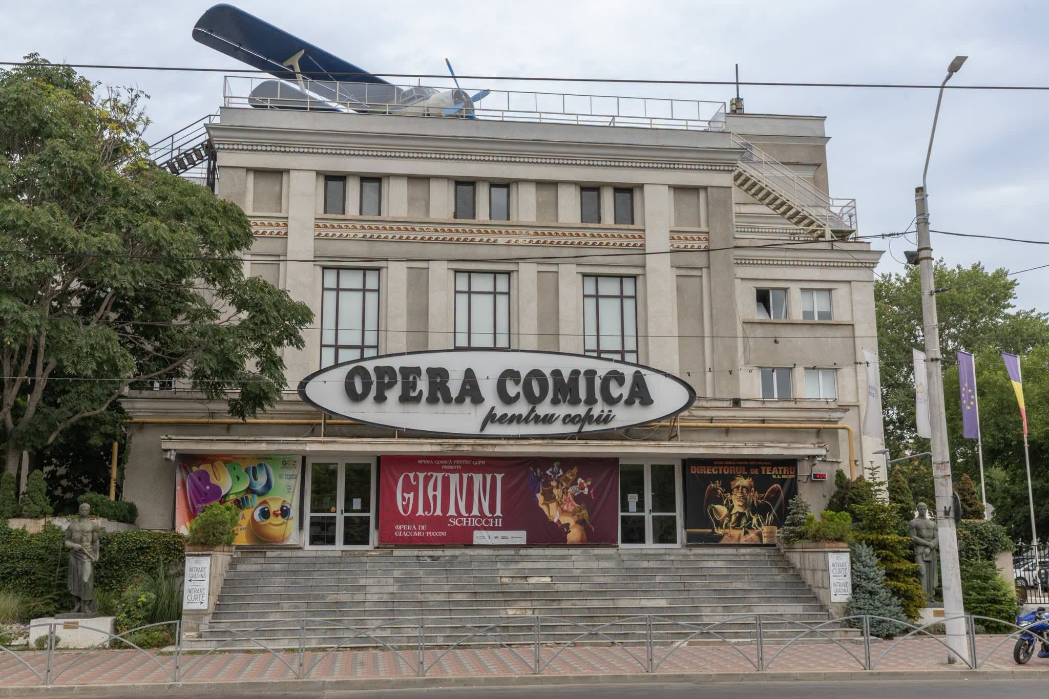 Clădirea Operei pentru Copii din București cu avion pe acoperiș, în timpul lucrărilor de consolidare Clădirea Operei pentru Copii din București cu avion pe acoperiș, în timpul lucrărilor de consolidare