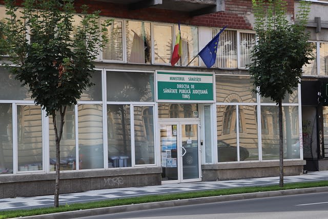 Persoană cu mască de protecție în aer liber, fum vizibil în atmosferă Persoană cu mască de protecție în aer liber, fum vizibil în atmosferă