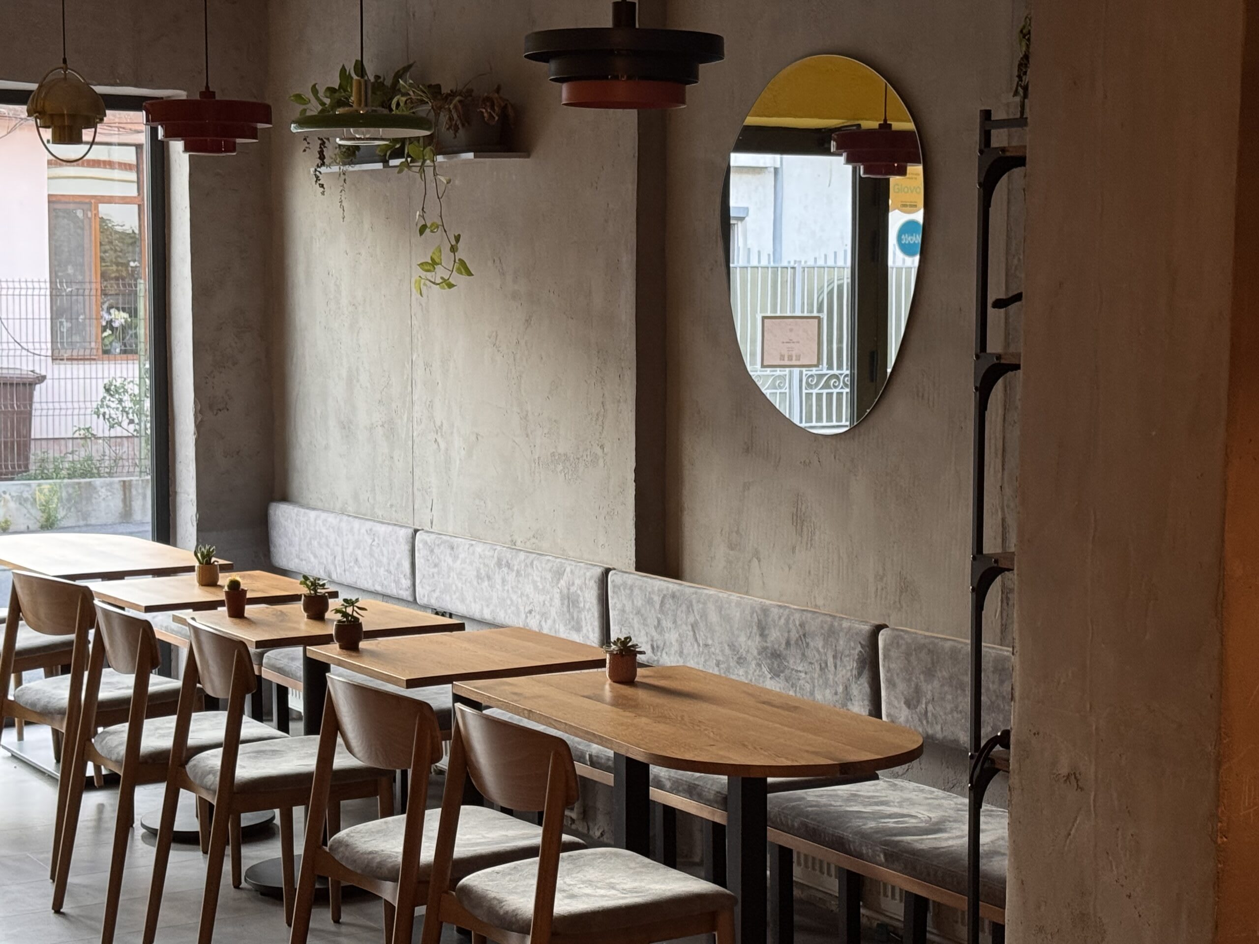 Interiorul cald și terasa Pavlov Gastrobar din București Interiorul cald și terasa Pavlov Gastrobar din București