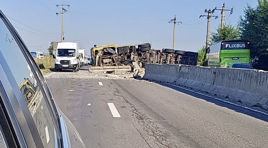 Camion răsturnat pe DN1 în Prahova, trafic blocat Camion răsturnat pe DN1 în Prahova, trafic blocat