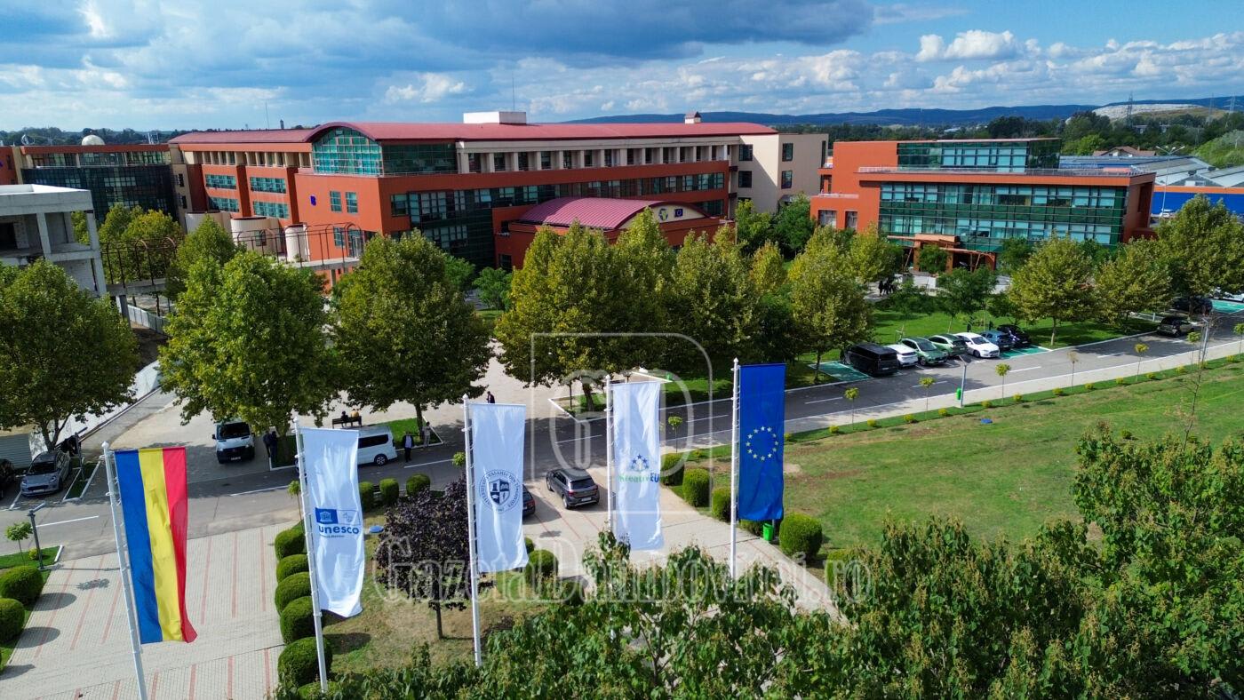 Studenți în laborator la universitatea Valahia din Târgoviște Studenți în laborator la universitatea Valahia din Târgoviște