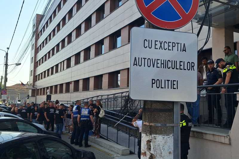 Zeci de oameni protestează în fața poliției din Arad pentru recuperarea banilor Zeci de oameni protestează în fața poliției din Arad pentru recuperarea banilor
